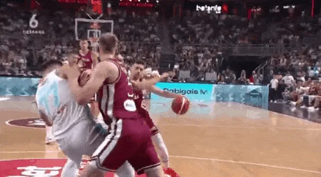 突发！小腿被压，东契奇惨遭队友误伤，一瘸一拐退赛，湖人，难啊