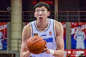 星空体育中国官网-付政浩：周琦一柱擎天 广厦在中锋位置上没有足够身高来匹配他