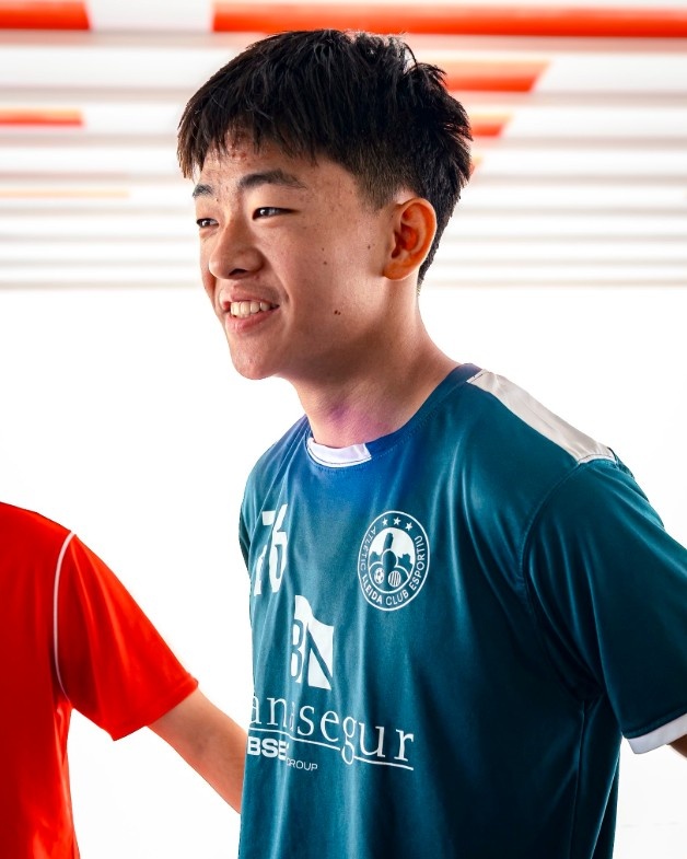 到队第一天！莱里达竞技官方欢迎邝兆镭，并晒出他的26号球衣