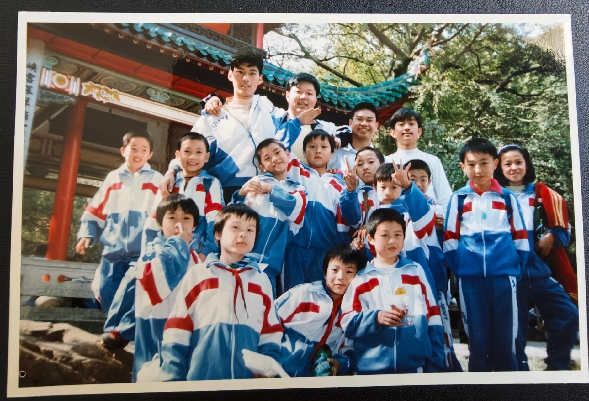 1997爱晚亭前的邂逅，2024微信群里的重逢：一张照片找到16人，还差你！