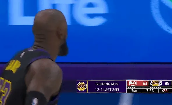 星空体育娱乐平台-詹姆斯三分也投进，湖人下半场轰出12-1领先老鹰32分